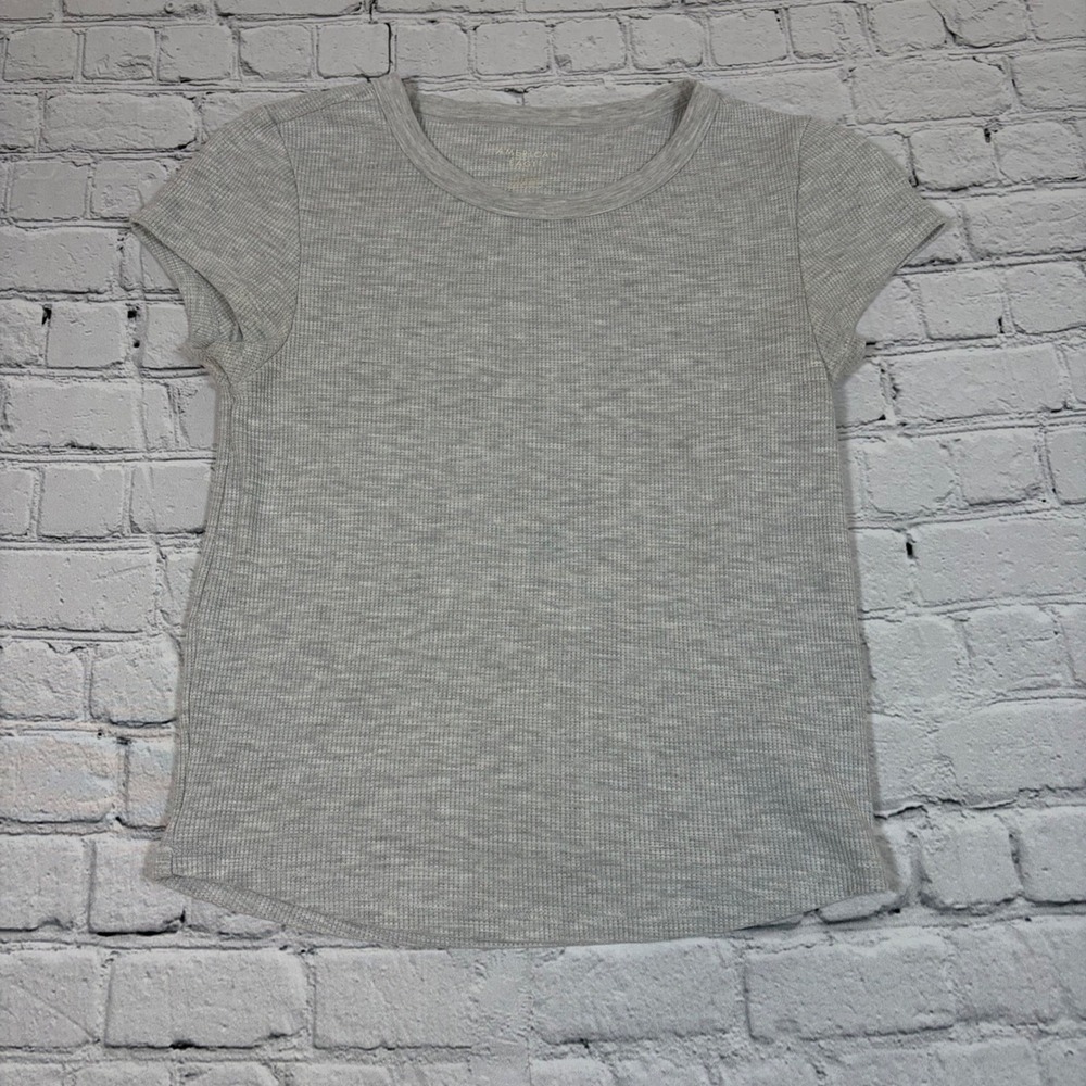 American Eagle Gray Waffle Knit Short Sleeve Top Crew Neck Curved Hem Size M